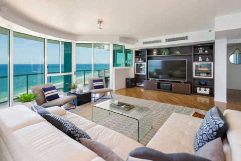 The Waterford On Main Beach - Holiday Cairns 5