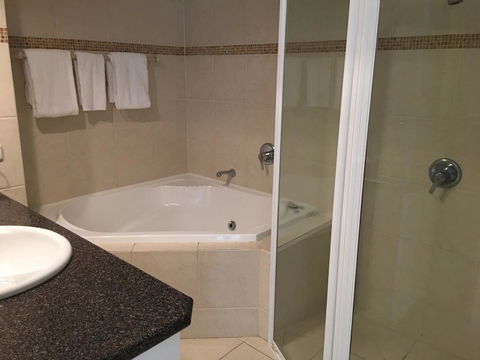 The Penthouses Apartments - Holiday Cairns 38