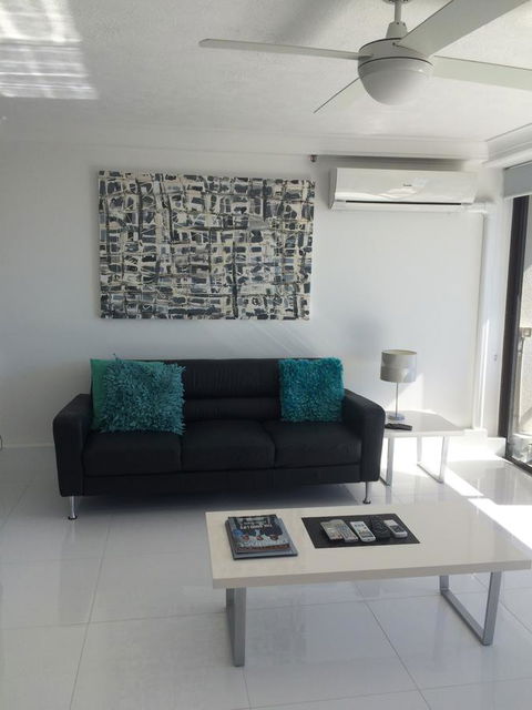 Surfers Century Oceanside Apartments - Holiday Cairns 27