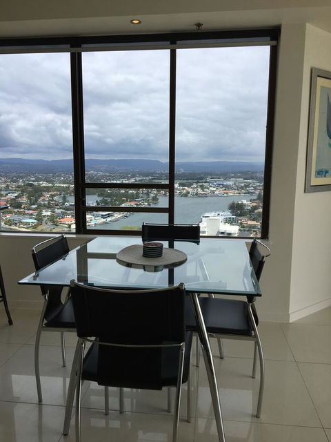 Surfers Century Oceanside Apartments - Holiday Cairns 21