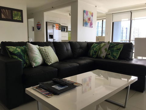 Surfers Century Oceanside Apartments - Holiday Cairns 26
