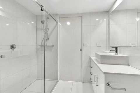 Surfers Century Oceanside Apartments - Holiday Cairns 3