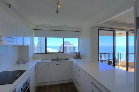 Surfers Century Oceanside Apartments - Holiday Cairns 37