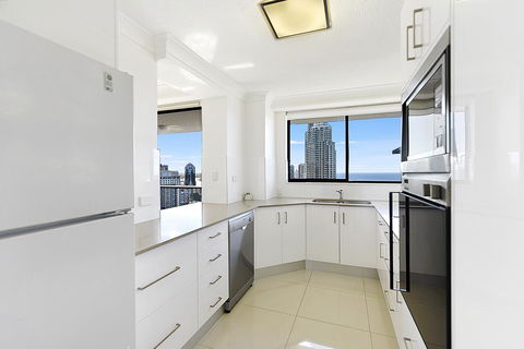 Surfers Century Oceanside Apartments - Holiday Cairns 4