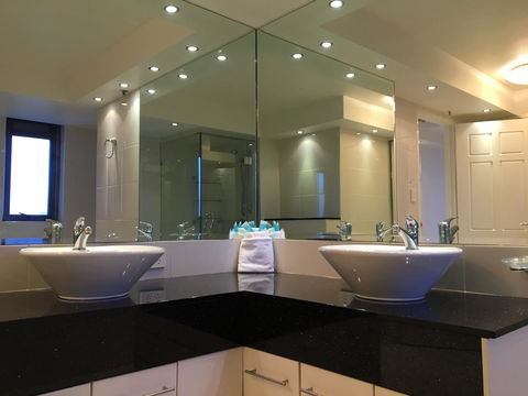Surfers Century Oceanside Apartments - Holiday Cairns 23