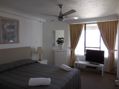 Surfers Century Oceanside Apartments - Holiday Cairns 39