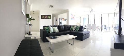 Surfers Century Oceanside Apartments - Holiday Cairns 25