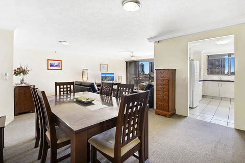 Surfers Century Oceanside Apartments - Holiday Cairns 5