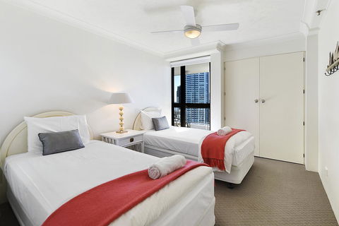 Surfers Century Oceanside Apartments - Holiday Cairns 10