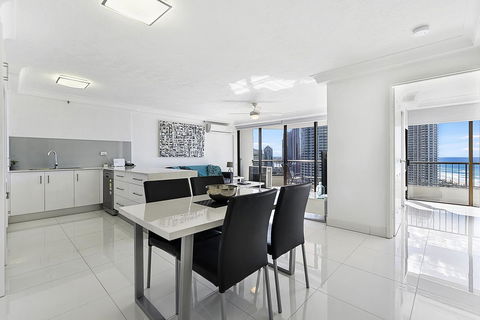Surfers Century Oceanside Apartments - Holiday Cairns 1