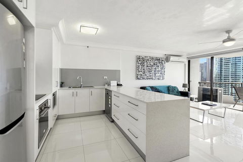 Surfers Century Oceanside Apartments - Holiday Cairns 14