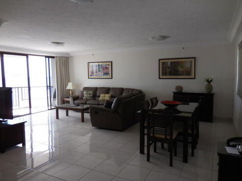 Surfers Century Oceanside Apartments - Holiday Cairns 41