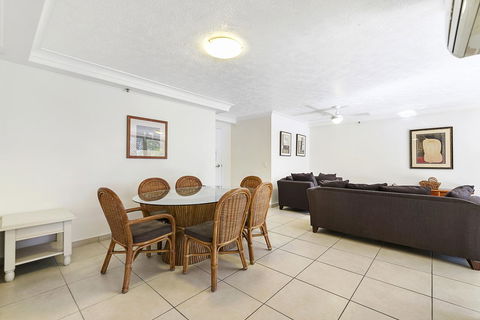 Surfers Century Oceanside Apartments - Holiday Cairns 8