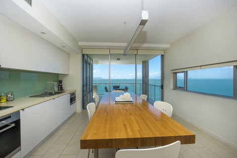 1 Bright Point Apartment 4201 - Holiday Cairns 2