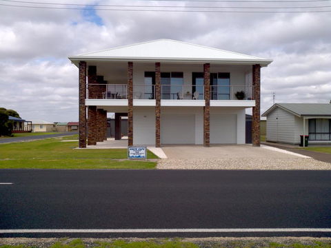 White Caps B&B Apartment - Holiday Cairns 0