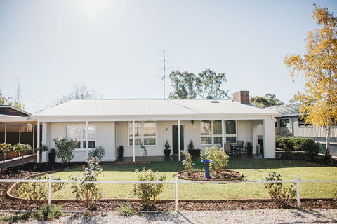 White On Wright Clare - Holiday Cairns 0