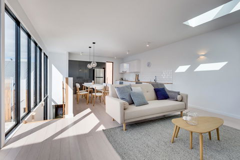 White Room Apartments - Holiday Cairns 0