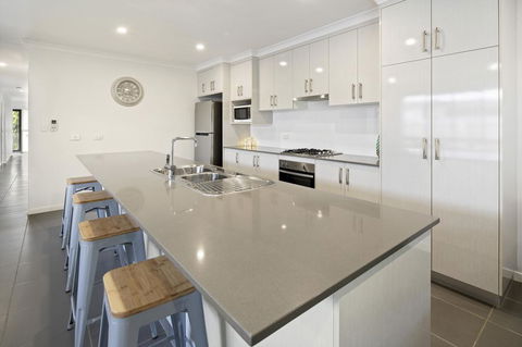 Whitsunday Family Escape - Holiday Cairns 1