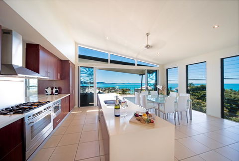 Whitsunday Views - Airlie Beach - Holiday Cairns 0