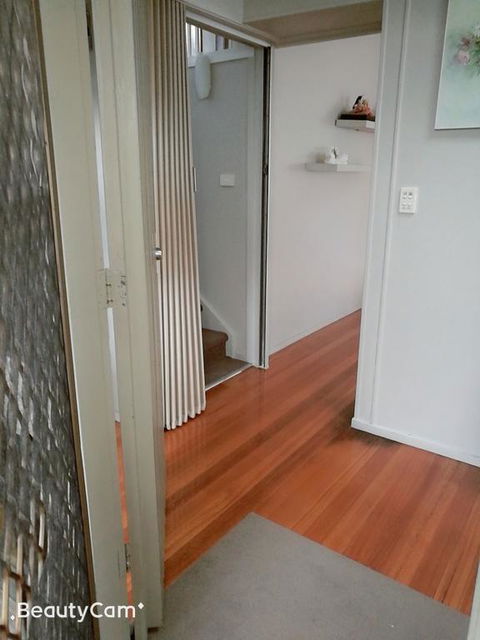 Whole Storey 2 Bedrooms+Kitchen+Living Room In Glen Waverley - Holiday Cairns 3