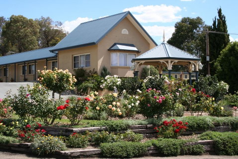Willows Motel - Holiday Cairns 0