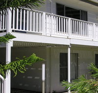 Wonky Pine Beach House NARRWALLEE- 4 bedroom - Holiday Cairns