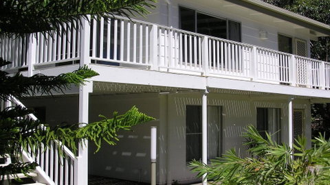 Wonky Pine Beach House, NARRWALLEE- 4 Bedroom - Holiday Cairns 0