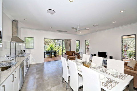 Woodgate Beach Houses - Holiday Cairns 2