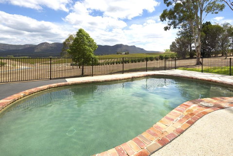Worthington's Guest Cottage - Holiday Cairns 1