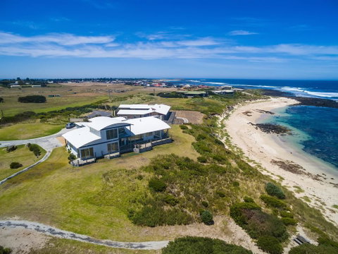Wytonia Beachfront Accommodation - Holiday Cairns 0