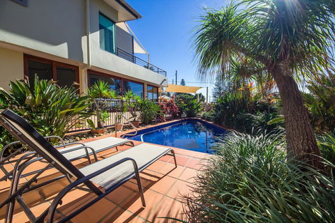 Yamba Beach Motel - Holiday Cairns 1
