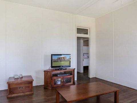 Yamba Pilot Cottage 1 - Pets Welcome - Close To Beach - Holiday Cairns 1