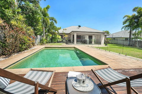 \'Coco Tierra\' Expansive Cairns Oasis With Pool - Holiday Cairns 0