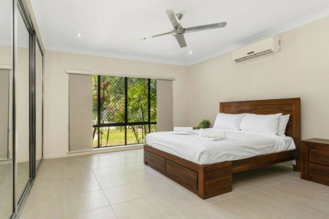 \'Coco Tierra\' Expansive Cairns Oasis With Pool - Holiday Cairns 4