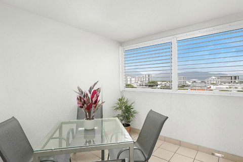 \'The Sand Dollar\' Central Cairns Chic Studio - Holiday Cairns 4