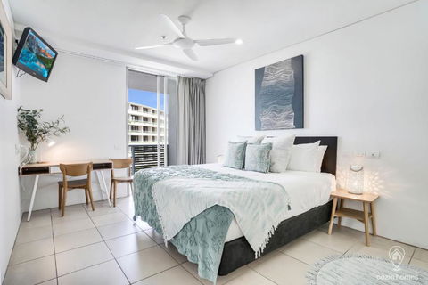 602 Harbour Lights With Ocean Views - Holiday Cairns 1