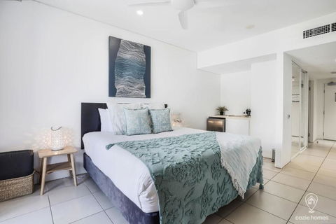 602 Harbour Lights With Ocean Views - Holiday Cairns 2
