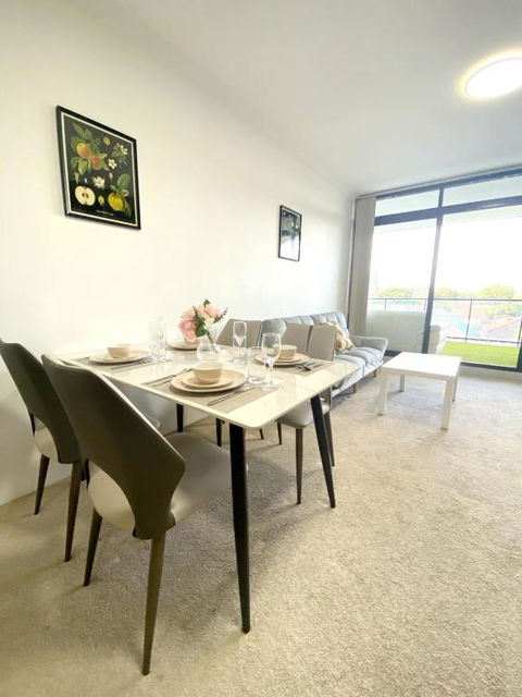 A Cozy 2B2B Apartment Near Airport & Train Station - Holiday Cairns 1