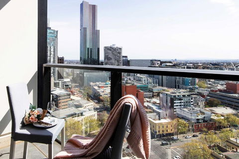 A 2BR Apt Near Melbourne Central Amazing Views - Holiday Cairns 0