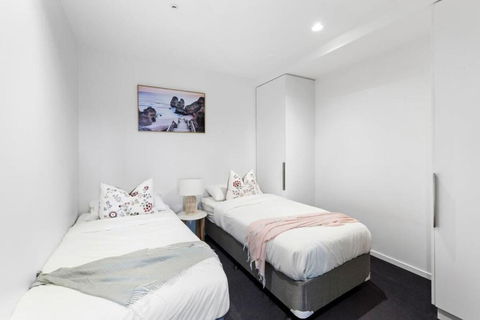 A 2BR Apt Near Shrine Of Remembrance FREE Parking - Holiday Cairns 3