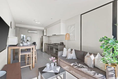 A 2BR Apt On Collins With City Views FREE Parking - Holiday Cairns 1