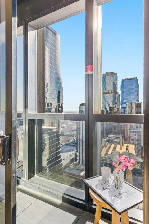 A 2BR Apt On Collins With City Views FREE Parking - Holiday Cairns 4