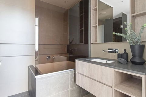 A 2BR Apt With Amazing City Views, FREE Parking - Holiday Cairns 2