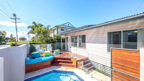 A Beachside Beauty With Pool - Holiday Cairns 1