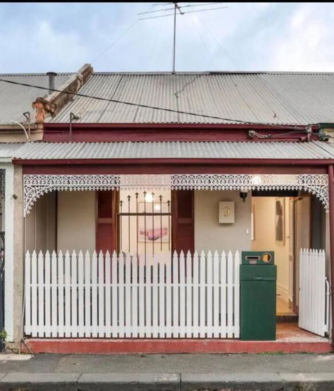 A Beautiful Terrace House With Parking & Courtyard - Holiday Cairns 0