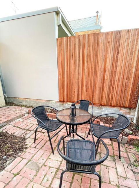 A Beautiful Terrace House With Parking & Courtyard - Holiday Cairns 3