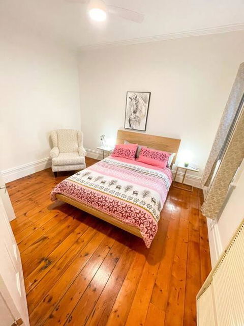 A Beautiful Terrace House With Parking & Courtyard - Holiday Cairns 4