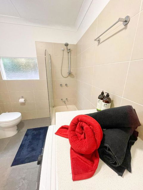 A Beautiful Terrace House With Parking & Courtyard - Holiday Cairns 1