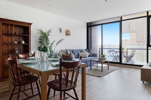 A Chic 2BR Apt Near Melbourne Uni FREE Parking - Holiday Cairns 0