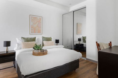 A Chic 2BR Apt Near Melbourne Uni FREE Parking - Holiday Cairns 3